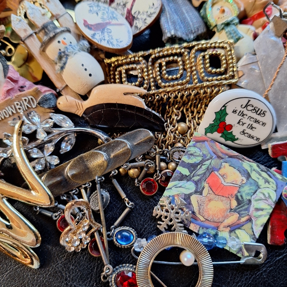 51 Lot Vintage to Now Whimsical PINS & Brooches MUST SEE Coastal Whimsical Teach - Picture 10 of 11